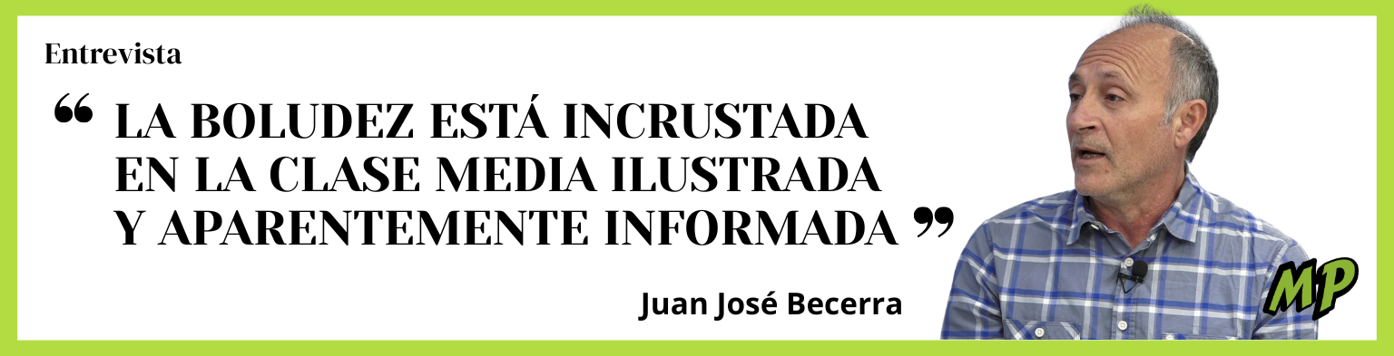 Foto del escritor Juan José Becerra sobre placa de texto