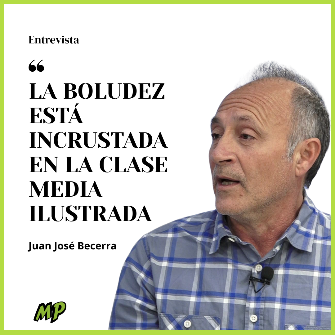 Foto del escritor Juan José Becerra sobre placa de texto